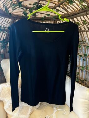 Classic Women's Long-Sleeve Scoop Neck Top - Black